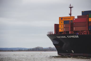 Морское судно доставляет контейнер по воде